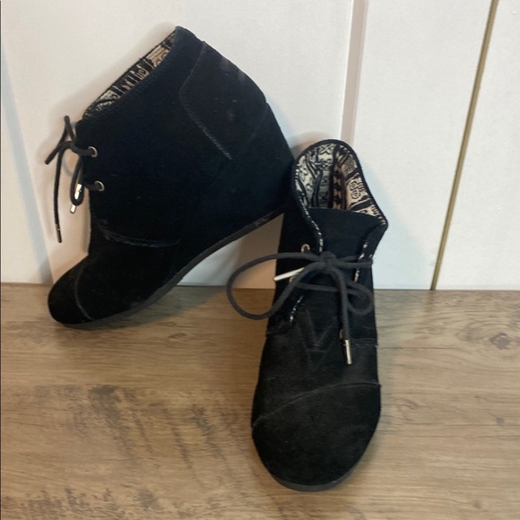 Toms | Women's Black Sued Lace Up Ankle Booties - 8.5 - Picture 1 of 6